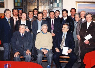 Un nutrito gruppo di pittori mugellani facenti parte dell’Associazione “Dalle Terre di Giotto e dell’Angelico” durante una rassegna pittorica alle “Giubbe Rosse” di Firenze. Da sinistra si riconoscono Marino Brogi, Giuliano Paladini, Massimo Callossi, Sofia Arn�, Cesare Biondi, Roberto Bini, Alessandro Parrini, Enrico Pazzagli, Roberto Smorti, Vanni Tucci, Carlo Ciucchi, Adriano Bolognesi, Luigi Romei, Vasco Tortelli, Paolo Moroni. Seduti da sinistra il prof. Silvio Loffredo, il critico d’arte Davis Ottati e Luciano Martelli, dirigente dell’Enel. (Foto A.Giovannini) 