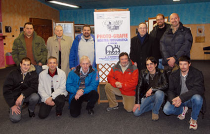 Foto di gruppo per i soci del Photo Club Mugello presenti all'inaugurazione della mostra