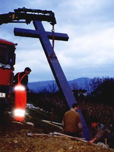La grande croce di Vespignano, al momento dell'installazione