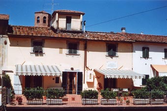 L’abitazione della famiglia Chini in via d� Fossi (attuale p.le Curtatone e Monatanara). Si nota sotto la terza finestra da sinistra la lapide, collocata nel 1903 dal Comune, in ricordo dello storiografo don Lino Chini,  restaurata e recuperata dalla famiglia che attualmente ci abita. (Foto A.Giovannini)