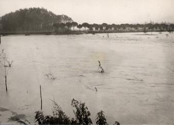 L’alluvione del 4 novembre 1996. La grossa piena della Sieve ha invaso i campi della piana della Brocchi, di Lutiano e Olmi. Borgo San Lorenzo fu salvato dall’inondazione grazie alla bastionatura che fu innalzata a protezione del paese dopo l’alluvione del novembre 1844. (Foto Tassini)