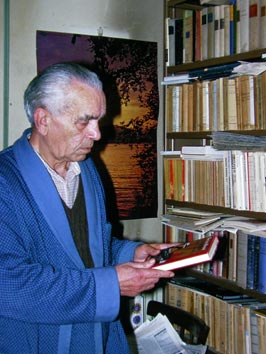 Il prof. Giuseppe Alpigini nella sua casa colma di libri