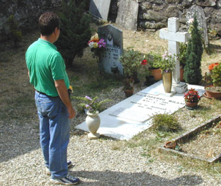 La tomba di don Milani a Barbiana