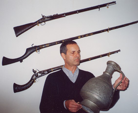 Antonio Barletti in mezzo ad alcuni oggetti afghani