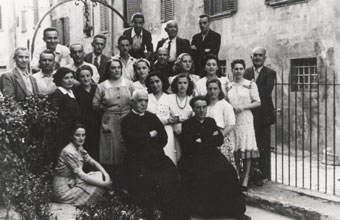 Monsignor Domenico Bartolucci, seduto a destra accanto al Pievano don Ugo Corsini, quando dirigeva la Corale di Borgo San Lorenzo