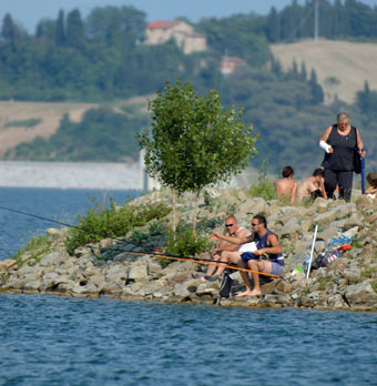Pescatori sul lago di Bilancino