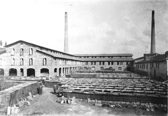 1920 La piena efficienza produttiva dei laterizi all�interno delle fornaci Brunori a Borgo San Lorenzo (Archivio Aldo Giovannini)