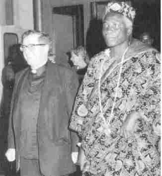 Il capo villaggio di Anyama con don Poggiali