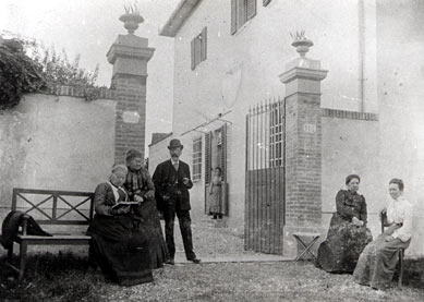 Una inedita immagine d�inizio �900 della villa Giarr�-Billi a Pilarciano di Vicchio, ai tempi di Giosu� Carducci scattata dall�avvocato Giuseppe Ungania amico di Carducci. La prima donna a sinistra mentre legge � la poetessa Marianna Giarr� Billi e in piedi il marito, il Capitano dott. Billi ed altri familiari.