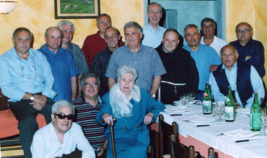 Gli alunni della Maestra Dina Ardiccioni a Vicchio. Da sinistra in alto, Paolo Goti, Mario Carpini, Sauro Banchi, Mauro Giuntini, Florio Staccioli, Luciano Dreoni, Marco Bartolini Salimbeni Vivai, Padre Sandro Celli ( o.f.m. ), Mario Ceccherini, Giuseppe Capecchi, Roberto Ricci, Francesco Bichi. In basso seduti da sinistra, Alfonso Niccoli, Roberto Lecca e la Maestra Dina Ardiccioni.