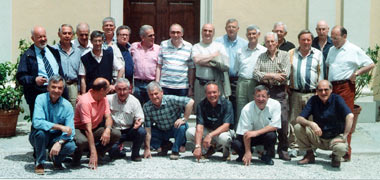 Gli ex allievi salesiani al Palagio di Scarperia. Da sinistra in piedi, Graziano Gallinelli, Vittorio Cecchini, Marco Romanelli, Paolo Cartacci, Libero Ciani, Francesco Cieri, Giovanni Parigi, Fernando Cappelli, Alessandro Muti, Francesco Poli, Loredano Coppini, Mario Nencetti, Sergio Batistini, Ulisse Brilli, Aldo Toccafondi, Renzo Mascherini. Da sinistra accosciati, Giorgio Modi, Giancarlo Borzoni, Enrico Bellini, Luciano Dreoni, Gilberto Rivola, Tebaldo Lorini, Andrea Costi
