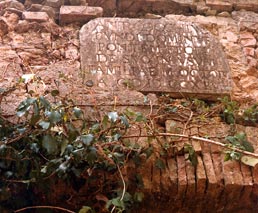 L’immagine della lapide che fotografammo nel 1980 quando ancora era murata sulla spalletta del ponte sul Fontegianni, attualmente collocata all’interno del Palazzo del Podest�. Si legge: “- Antonius Cocchius &nbsp;fundi &nbsp;dominum pontem fecit de suo in usum familiae, octob. An. 1745 -“
