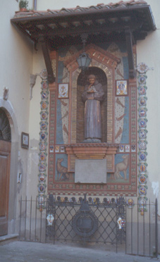 L'Edicola di San Francesco, accanto alla Pieve. Foto di M. Certini