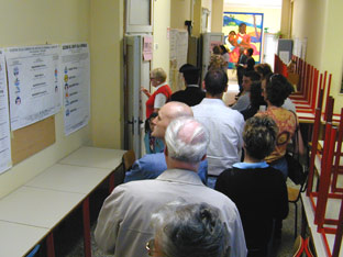 Elettori in coda ai seggi, a Borgo San Lorenzo, 13 maggio 2001
