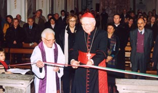 Il taglio del nastro di S. E. il Card. Ennio Antonelli con alla sua sinistra il Pievano di Fagna, don Costante Bianchi (foto di Aldo Giovannini)