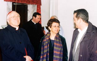 S.E. il Cardinale molto soddisfatto per i lavori di restauro insieme alla dott.ssa Mirella Branca a all�architetto Remo Nencini (foto di Aldo Giovannini)