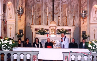 Panoramica del tavolo della presidenza all�interno della restaurata Pieve di S. Maria a Fagna: da sinistra Cristina Conti, Mirella Branca, Sandra Galazzo, il card. Ennio Antonelli, il Pievano don Costante Bianchi , don Paolo Cioni e l�architetto Remo Nencini (foto di Aldo Giovannini)