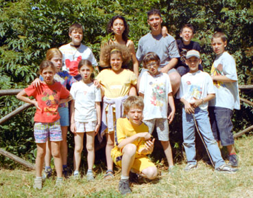 2001, un gruppo di ragazzi a Figliano