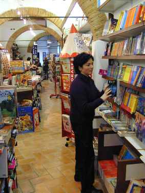 L'interno della libreria Parigi & Oltre a Borgo San Lorenzo