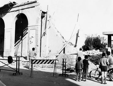 Anno 1969 � Dopo 75 anni vengono abbattute le Logge dei Marroni. Foto di Mario Calzolai