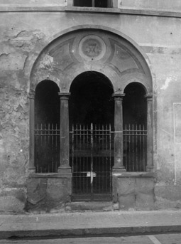 Il piccolo Oratorio in piazza Gramsci che custodiva l'effige della "Madonna e Santi" abbattuto nel 1964 (Foto Tassini -B.S.Lorenzo)