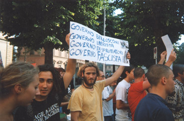 Manifestanti mugellani in piazza Dante a Borgo San Lorenzo