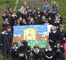 I bambini dell'elementare di via don Minzoni a Borgo San Lorenzo con il loro presepe. Foto di Andrea Lapi