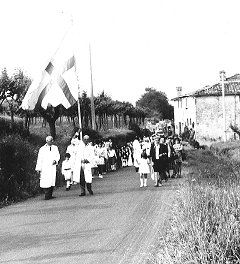 Processione a Olmi (Borgo San Lorenzo), anni '70. Foto di MARIO CALZOLAI