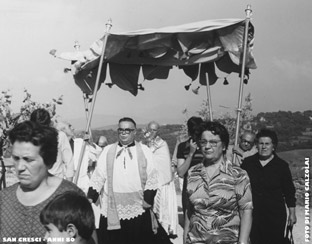 Processione a San Cresci, anni '80, con don Antonio Giacomelli. Foto di Mario Calzolai