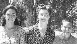 Isabella Rossellini in una pausa del film, insieme ai fratelli Bani