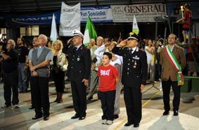 Il momento dell'alzabandiera durante la cerimonia di inaugurazione