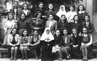 La III Media femminile dell�Istituto Salesiano presso l�Istituto delle Suore Stimmatine �1948