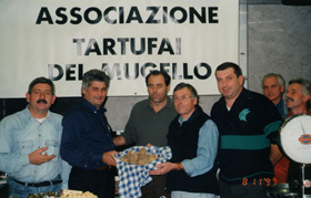 Il sen. Di Pietro alla Mostra mercato del tartufo bianco del Mugello