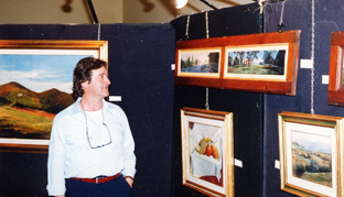 Giovanni Ulivi durante una sua mostra personale&nbsp;(Foto A.Giovannini)