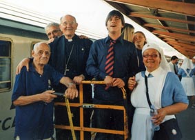 Un vescono (Mons. Vasco Bertelli), un barelliere, la presidente della sottosezione Unitalsi Mugello