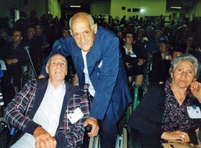 Parte del salone con gli spettatori del Maggio: in primo piano Vanni Degl'Innocenti