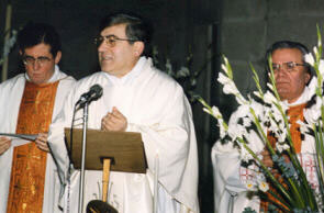 Don Angelo Vallesi, al centro, insieme a don Domenico Naldoni a sinistra e a don Rodolfo Cinelli a destra