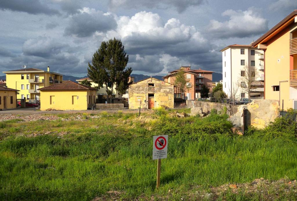 L'area ex-macelli a Borgo San Lorenzo nel 2009, prima dell'avvio dei lavori di costruzione