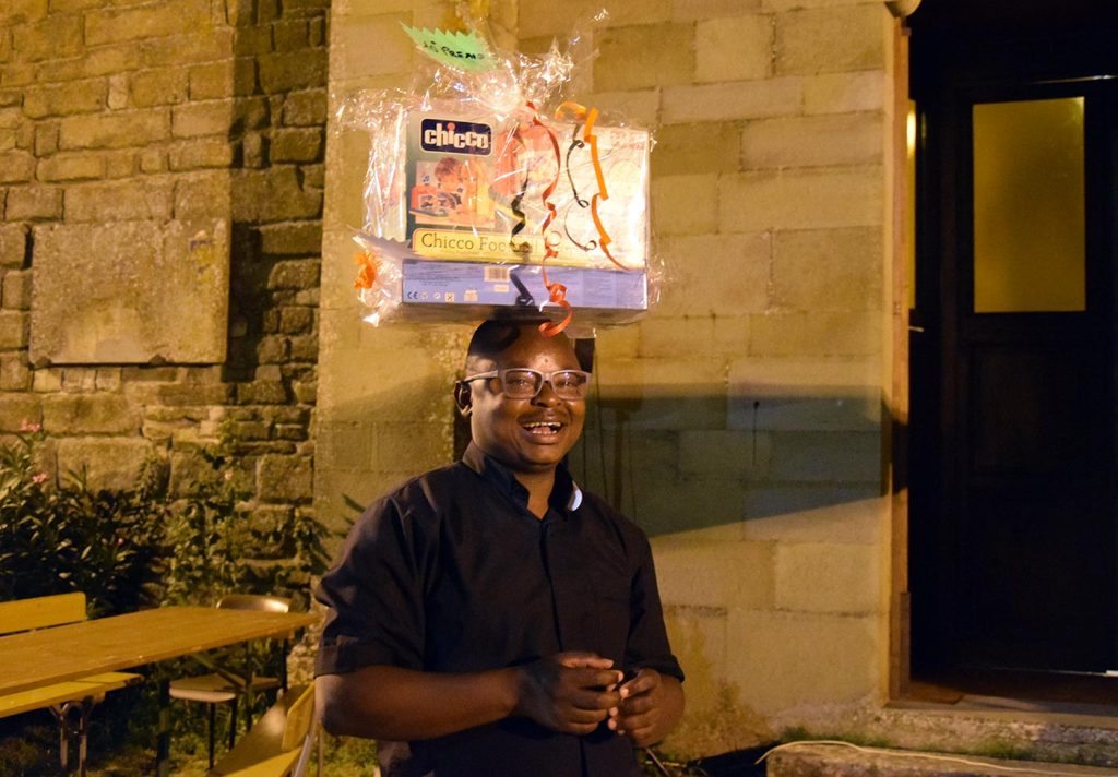 Don Marcel a San Cresci, dopo aver vinto un premio alla lotteria della festa.... (2015)