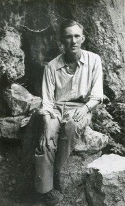 Il pilota americano Harry George davanti alla grotta dove trovò rifugio