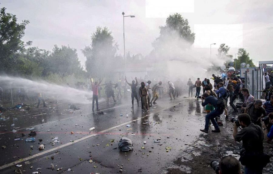 ungheria-2015-migranti-colpiti-da-cannoni-ad-acqua