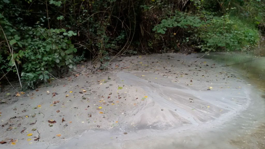 Il "vulcanello" di fango nei pressi del torrente Enza a Vicchio