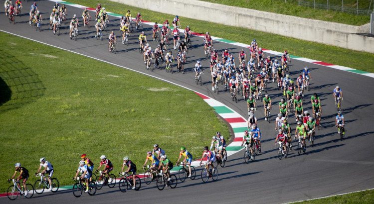 ciclisti autodromo