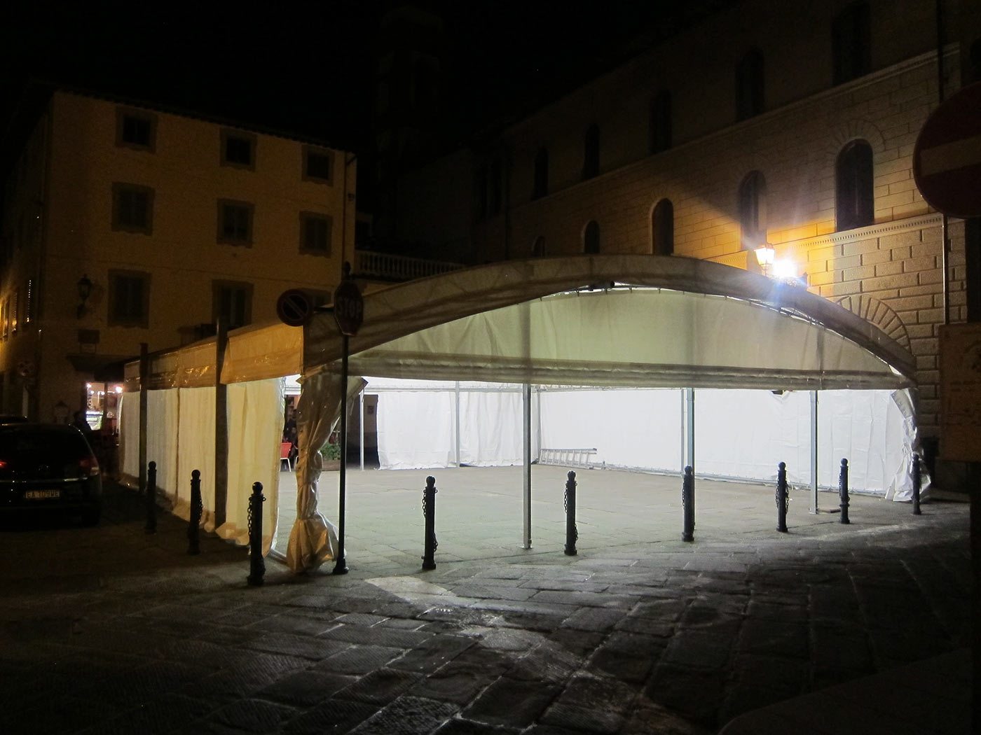 Piazza Garibaldi a Borgo San Lorenzo, con il tendone e la luce sempre accesa