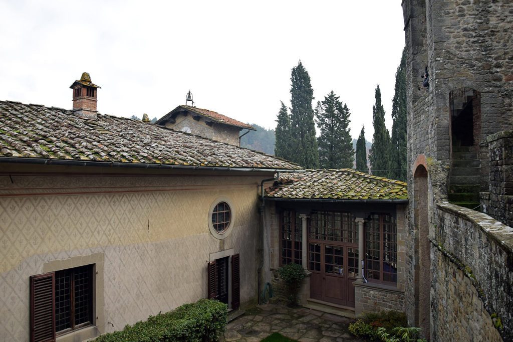 La corte interna del Castello, vista dal camminamento delle mura