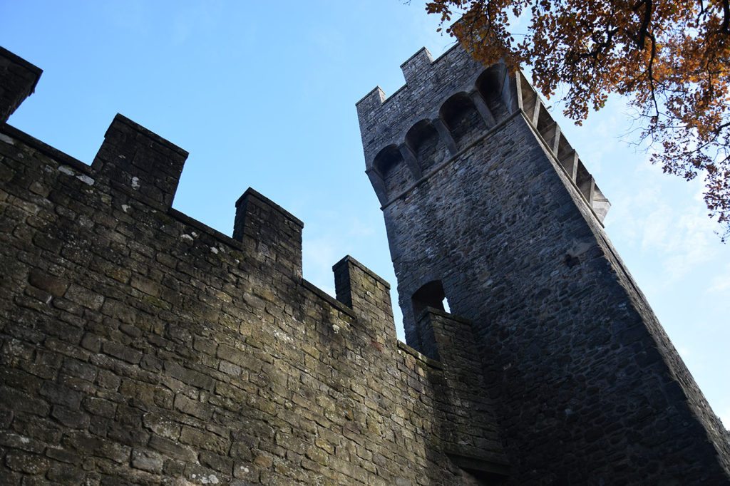 Vista del Castello, dal vialetto che costeggia le mura