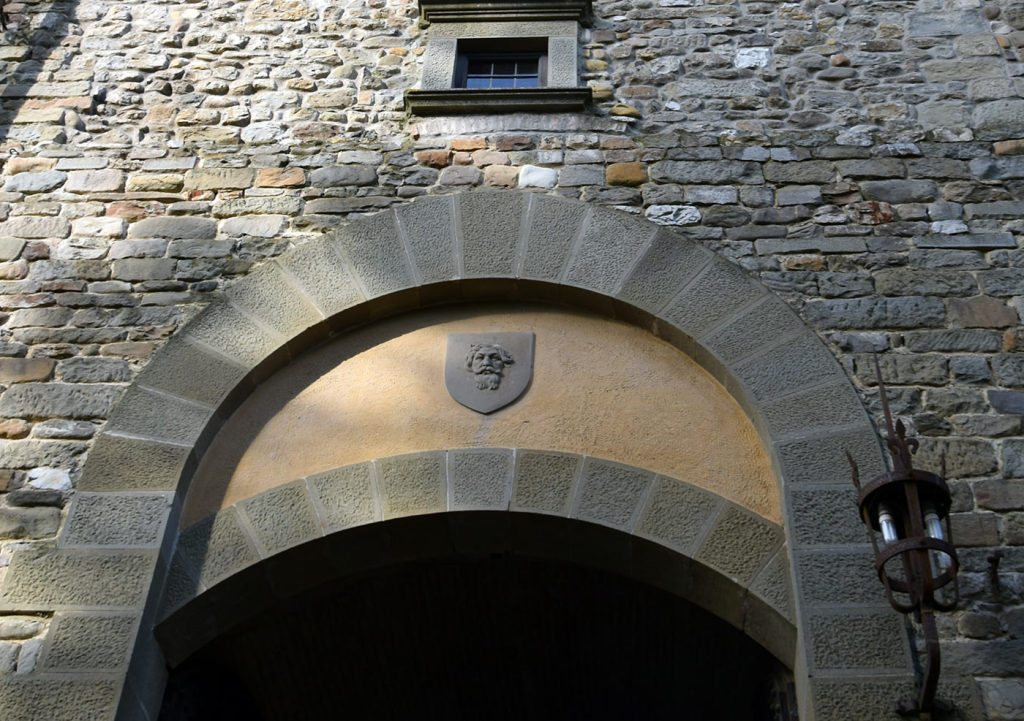 L'ingresso, con lo stemma di Barberino
