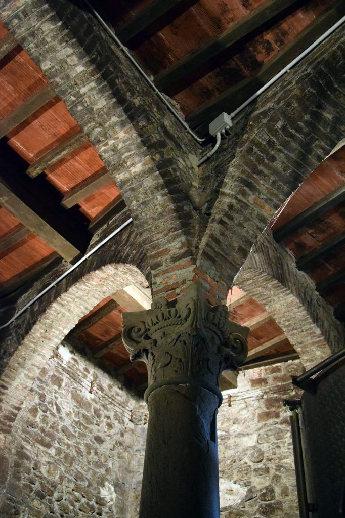 Un antico e prezioso capitello all'interno della cantina del Castello