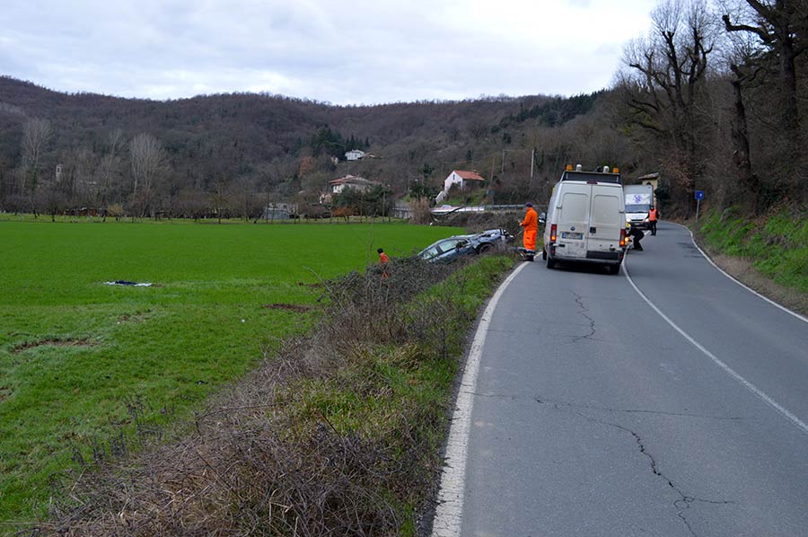 auto-fuori-strada-faltona-3