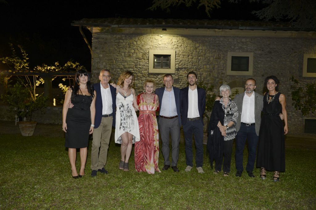 Foto di gruppo degli amministratori locali mugellani alla cena di Confindustria